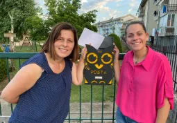 Le assessore Lucia Rosso e Beatrice Aimar hanno consegnato la loro lettera ai ragazzi nella nuova buca posta all'ingresso del parco